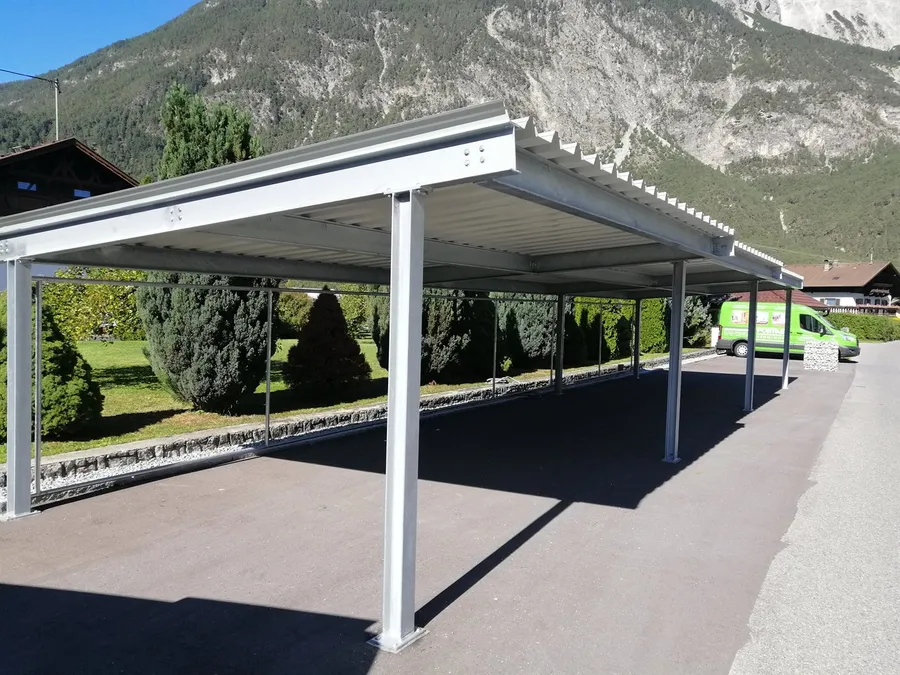 Überdachung aus Metall für Eingang und Terrasse