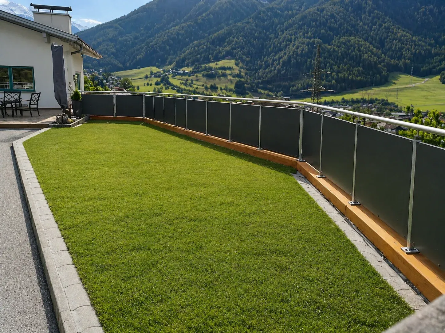 Metallgeländer im Garten mit Bergblick von Optimetall Schlosserei Imst