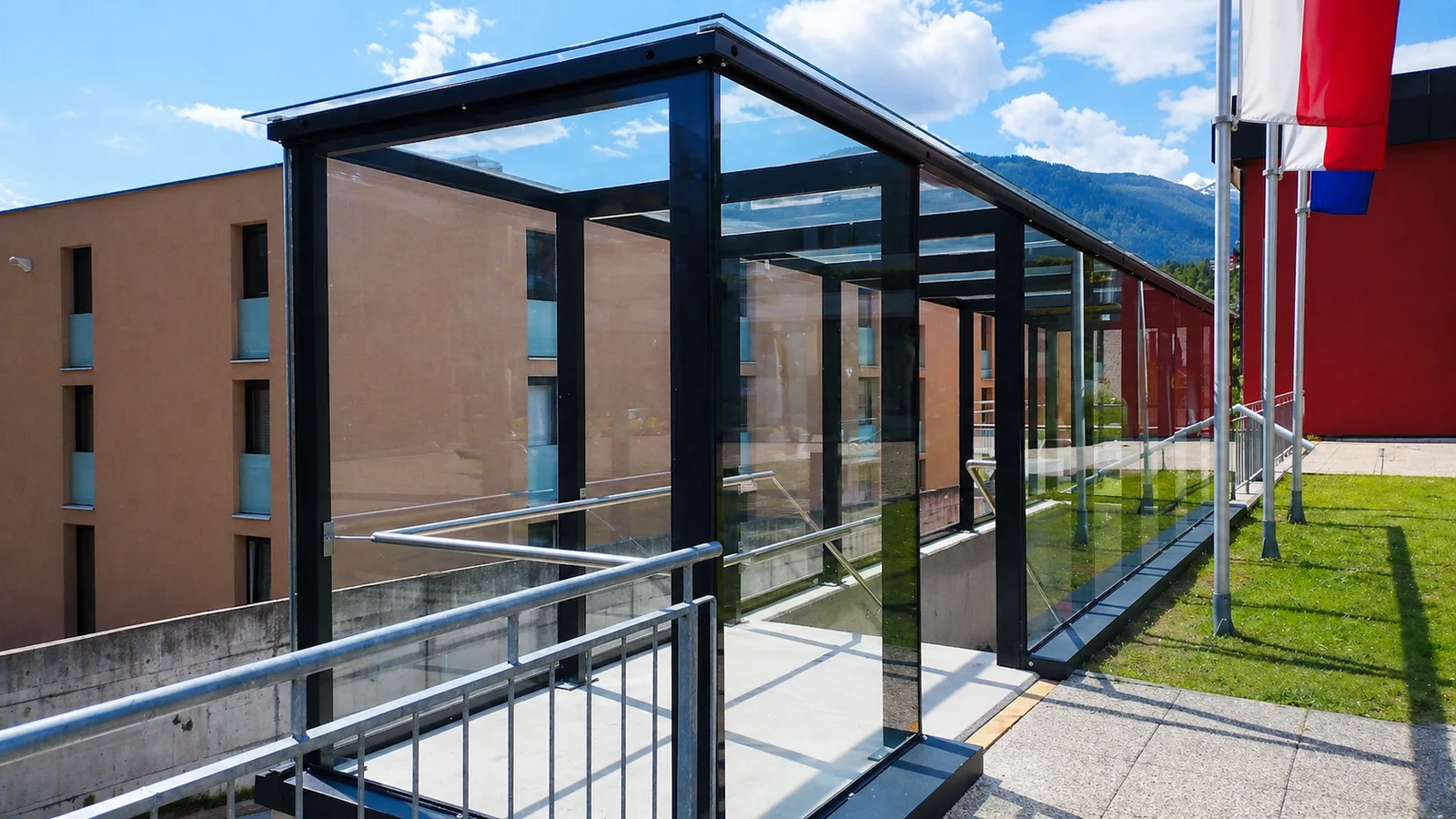 Glasüberdachung mit Metallkonstruktion von Optimetall in Tirol