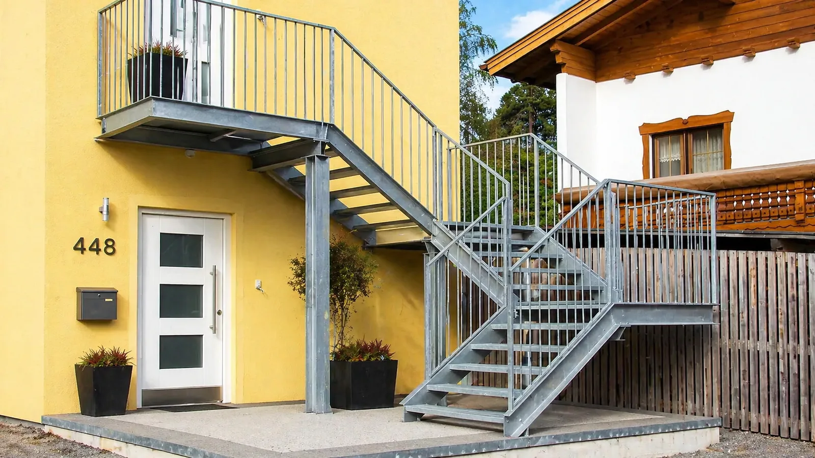 Metalltreppe mit Geländer von Optimetall Schlosserei Imst