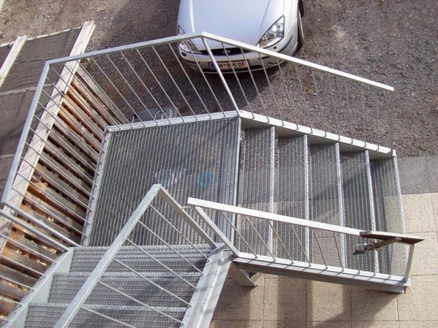 Ausentreppe verzinkt freitragend ohne Ankerpunkte zu Haus