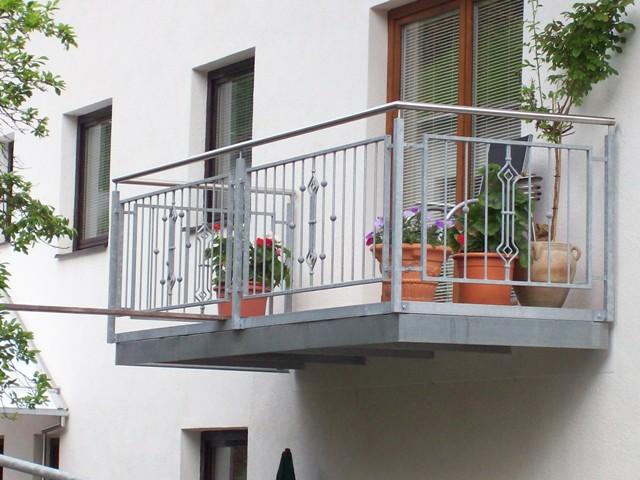 Balkon aus Stahl verzinkt mit Nirosta Handlauf