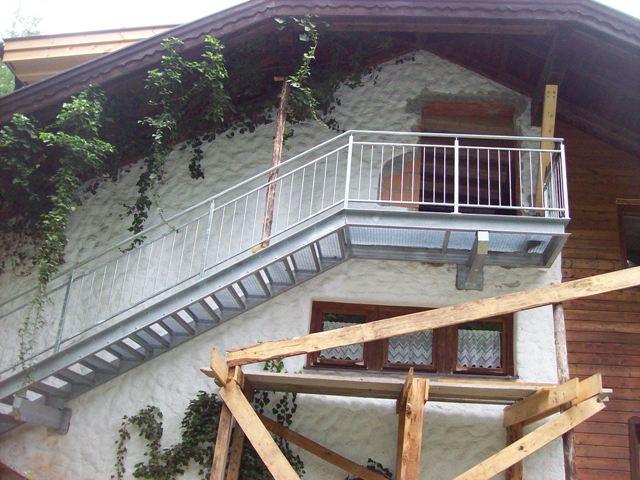 Stiege aus Stahl verzinkt . Geländer aus Nirosta.