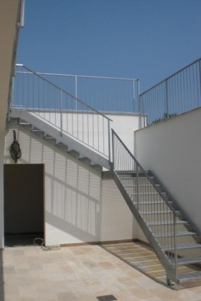 Stiege und Geländer aus Stahl verzinkt