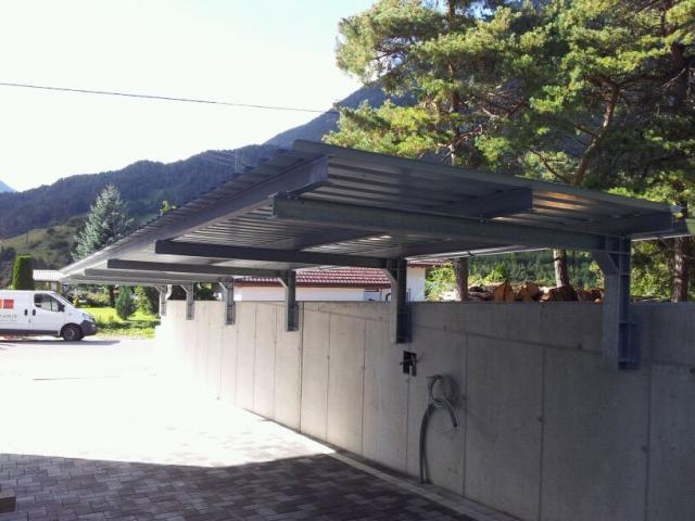 Carport aus Stahl verzinkt mit beschichtetem Trapezblechdach.