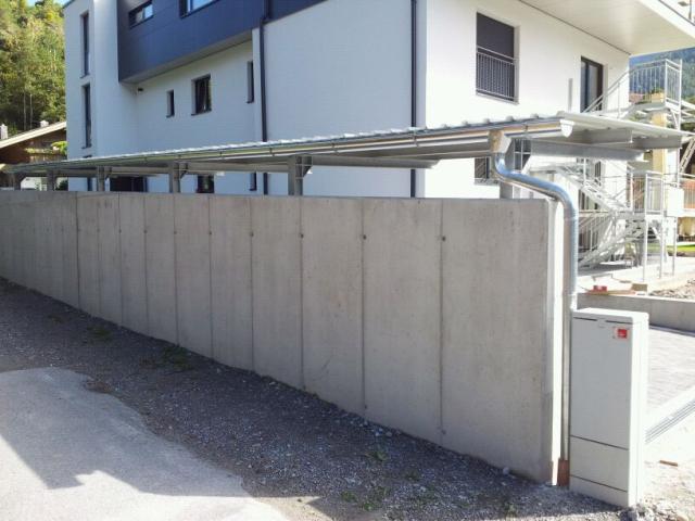 Carport aus Stahl verzinkt mit beschichtetem Trapezblechdach.