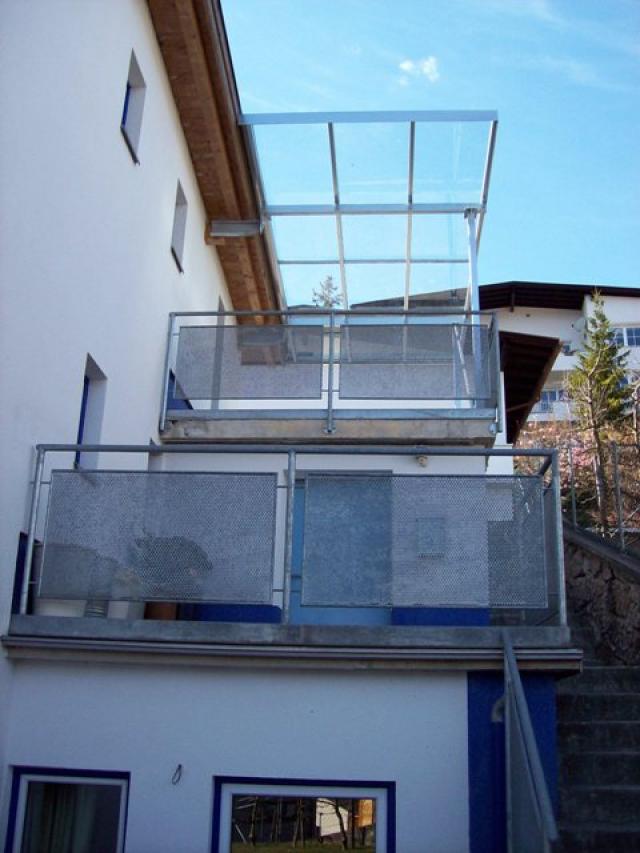 Überdachung aus Stahl verzinkt mit Glasdach.
