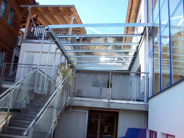 Überdachung aus Stahl verzinkt mit Glasdach.