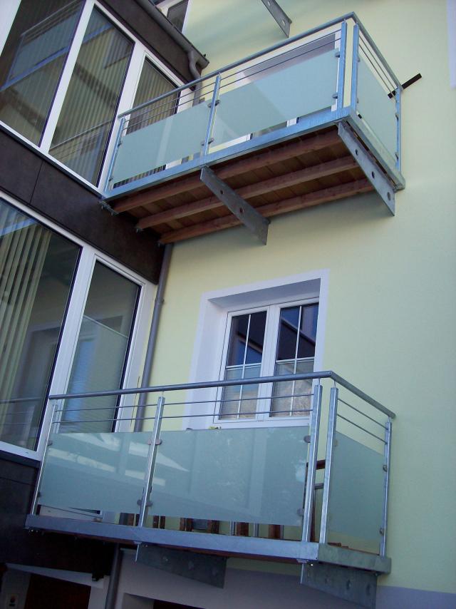 Balkon aus Stahl verzinkt mit Nirosta Geländer und Milchglasfüllung. 