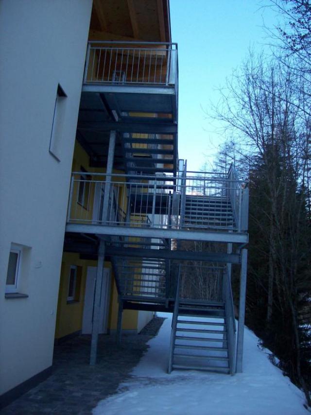Treppe mit Standard Sicherheitsgeländer verzinkt