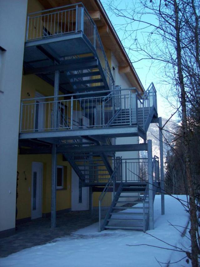 Treppe mit Standard Sicherheitsgeländer verzinkt