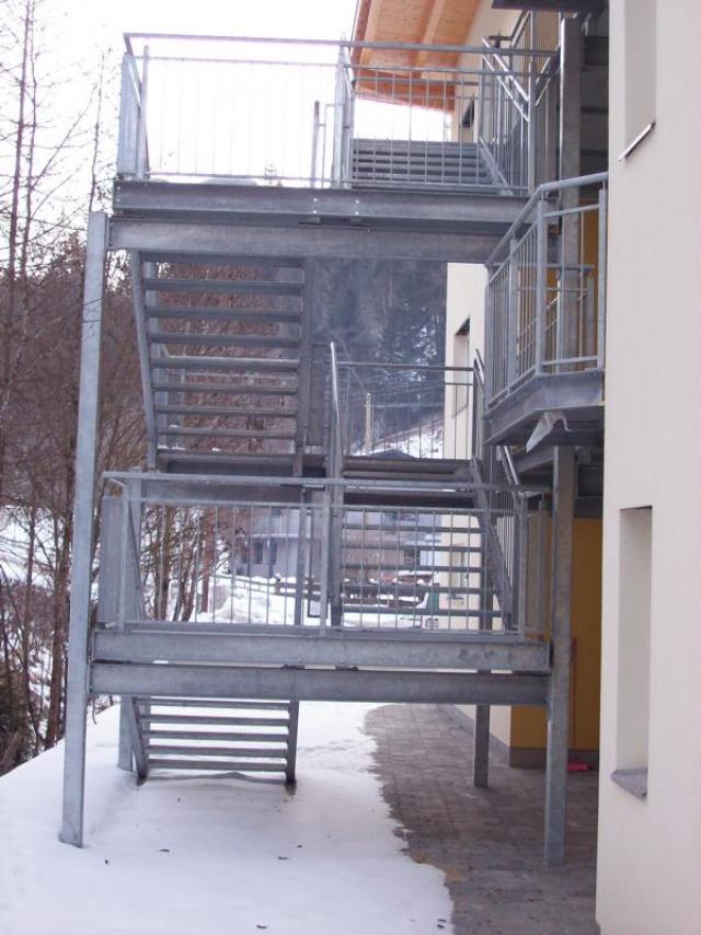 Treppe mit Standard Sicherheitsgeländer verzinkt