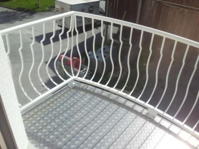 Balkon + Geländer aus Stahl Vz. und anschließend Weiß lackiert. Bodenblech aus Aluminium.